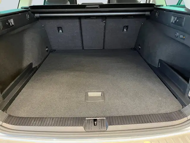 Volkswagen Passat view 14
