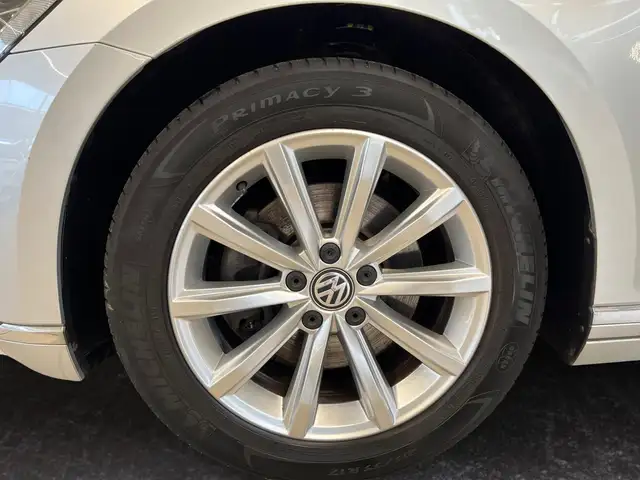 Volkswagen Passat view 15
