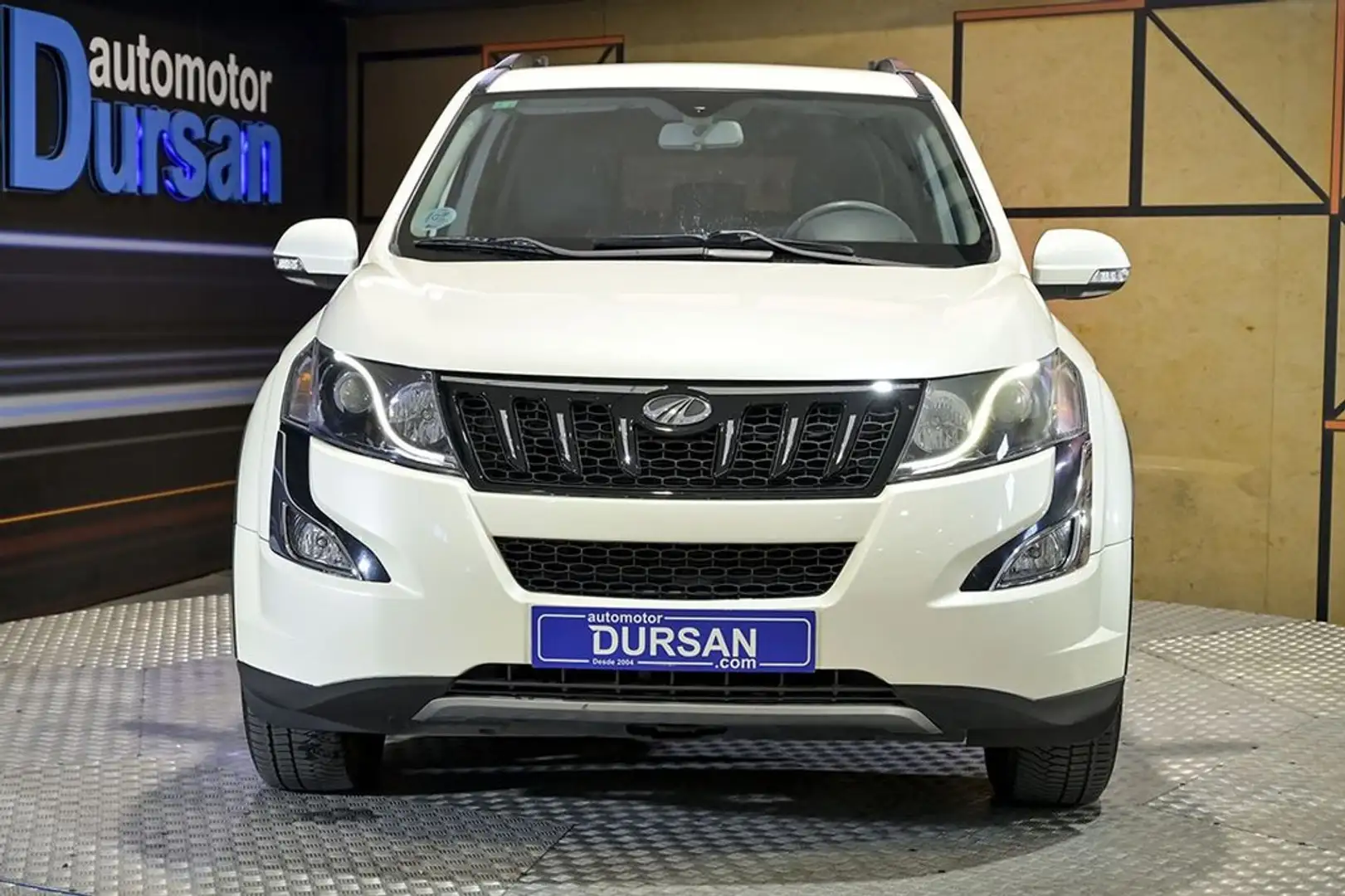 Mahindra XUV500 FWD 4X2 W6 Blanco - 2