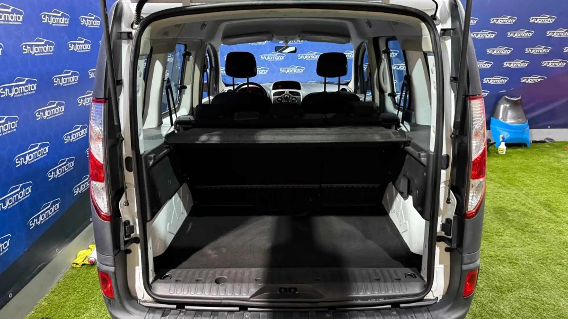 Renault Kangoo RENAULT Industrial Manual de 4 Puertas - 2