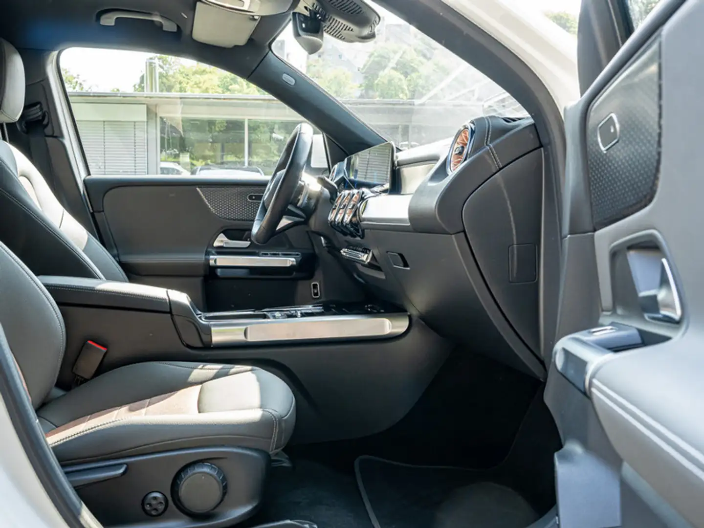 Mercedes-Benz EQB 300 4M ElectricArt/LED/360/Distr/Totw/Sound Wit - 2