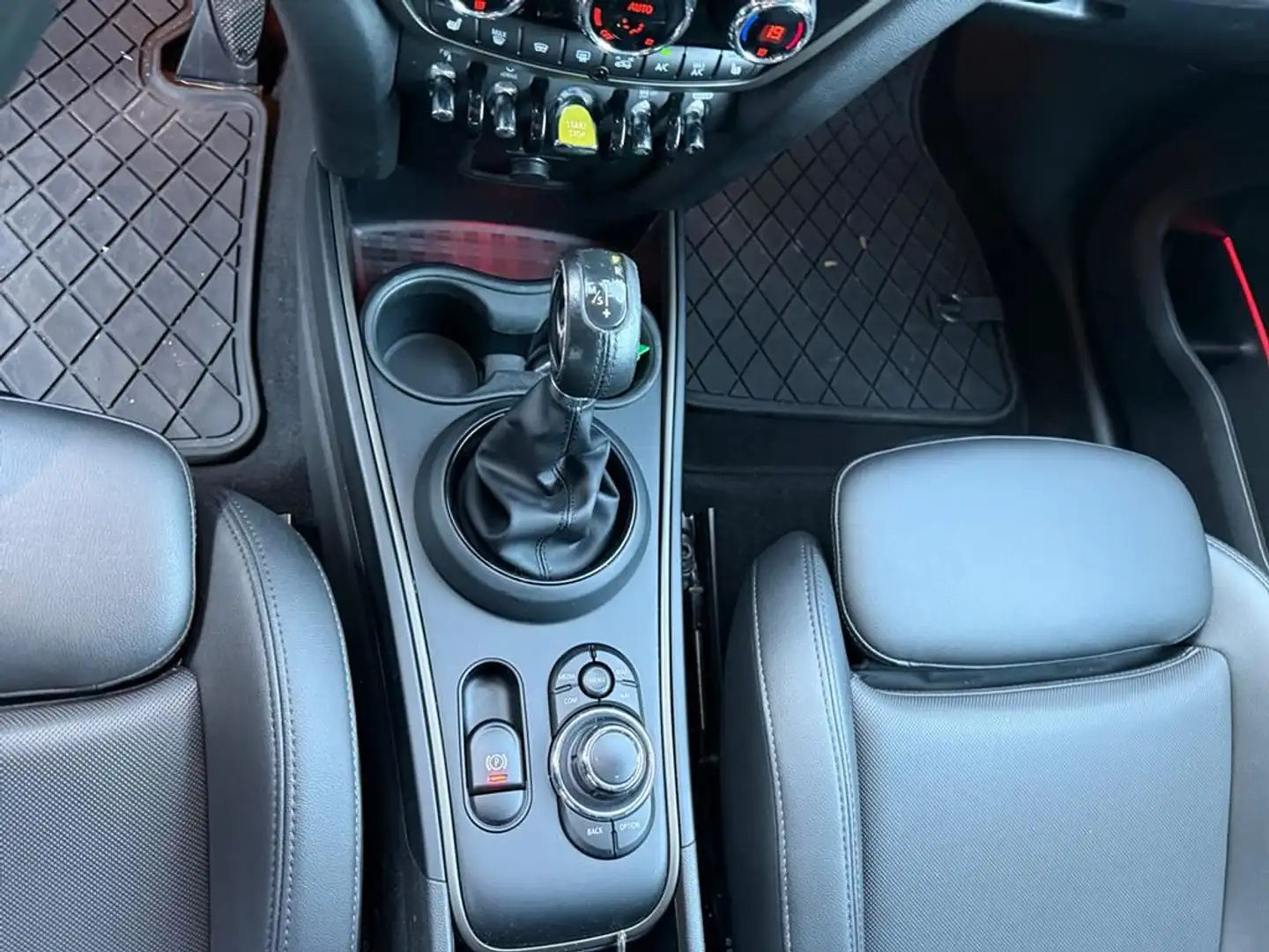 MINI Cooper SE Countryman Classic Trim Schwarz - 2