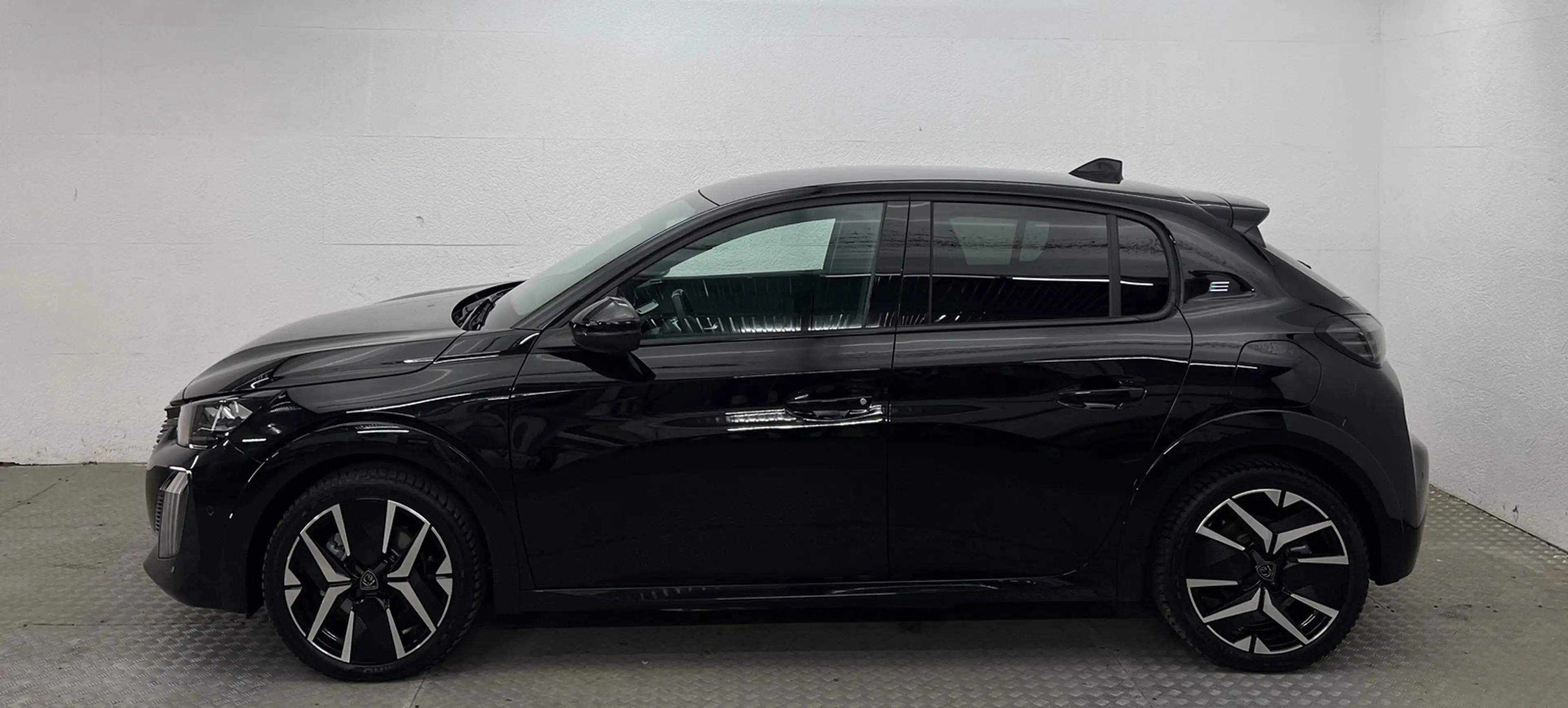 Peugeot e-208 156 GT WÄRMEPUMPE+ACC+MASSAGE+360+KEYLESS+ — photo 2