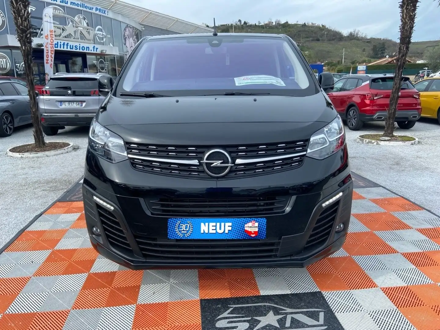 Opel Vivaro 2.0 DIESEL 145 BVA PACK EDITION GPS Caméra 2 Portes Lat. 27480HT Noir - 2