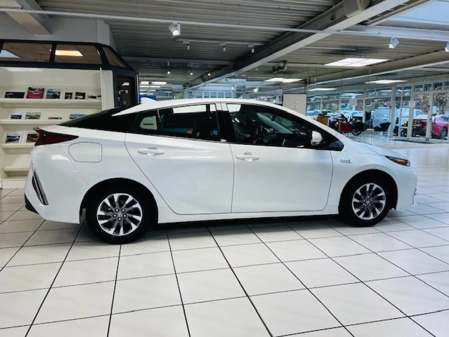 Toyota Prius Plug-in Hybrid Executive Белый - 2