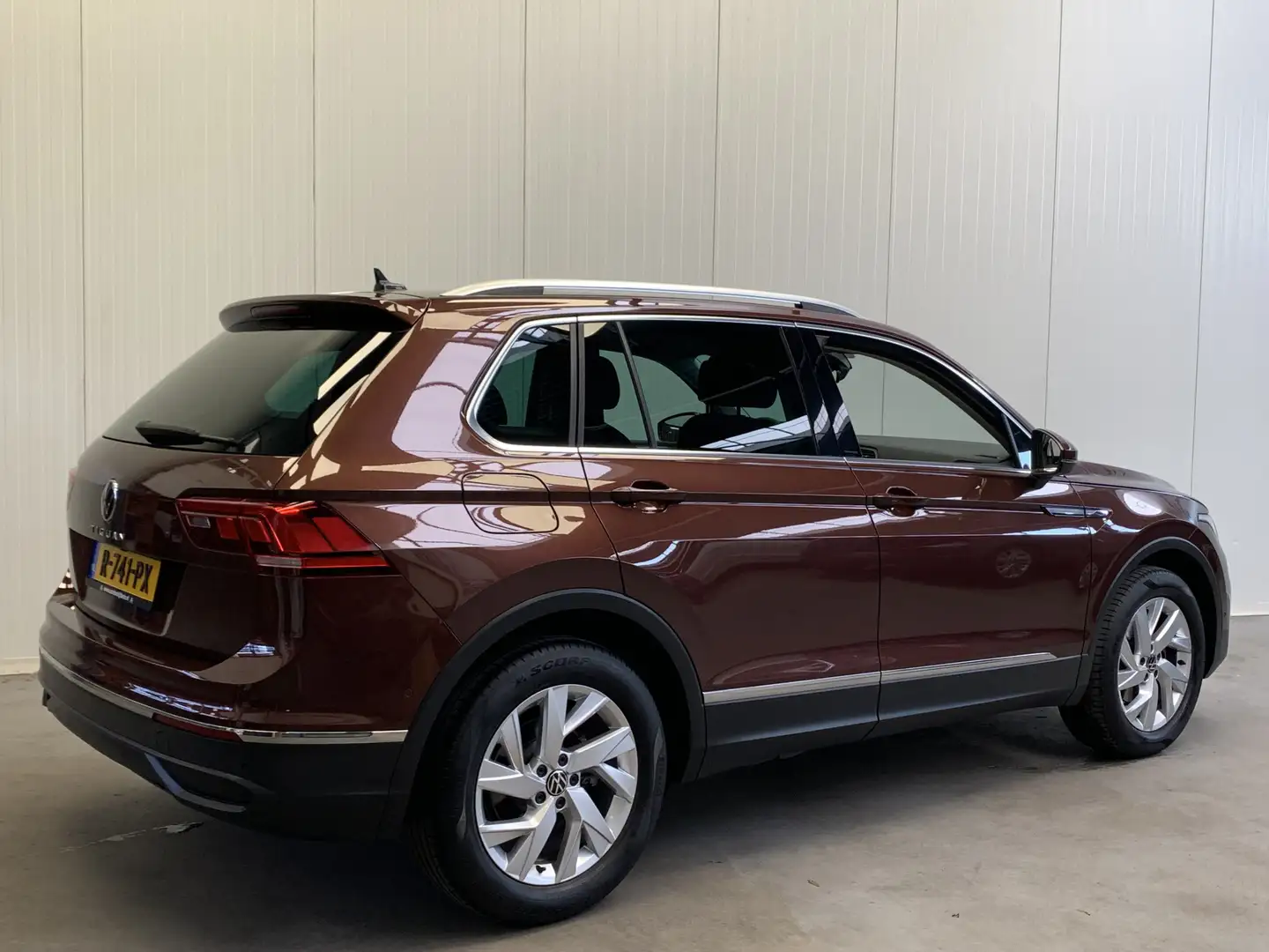 Volkswagen Tiguan 1.5 TSI Elegance NAVI-ECC-PARK ASSIST-SPORT.INT-AD Bruin - 2