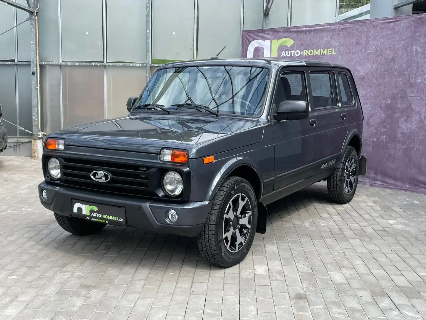 Lada Niva 1.7 Legend Urban 4x4 5-türig Klima Sitzh Grigio - 1