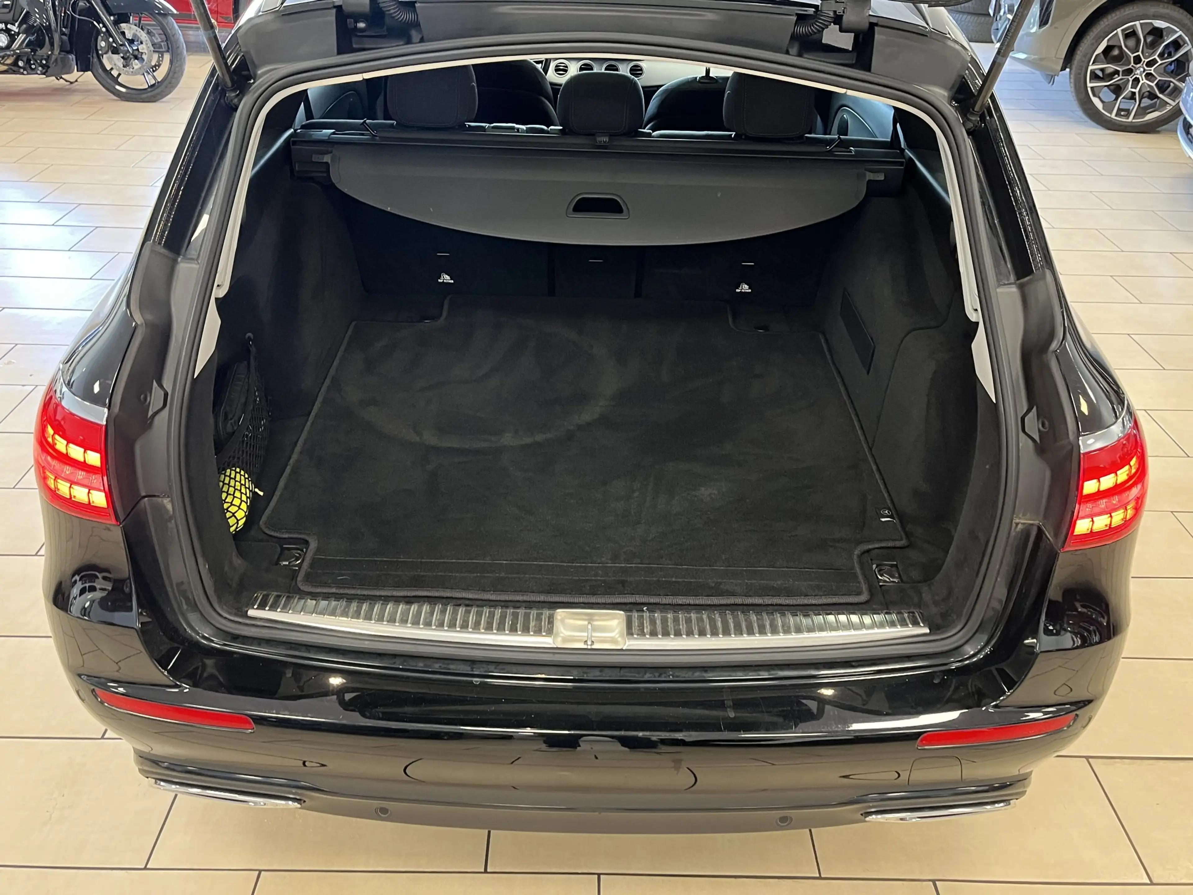 Mercedes-Benz E 220 AHK*Navi*ACC*R-Cam*SHZ*Pano*Night-Paket — photo 6