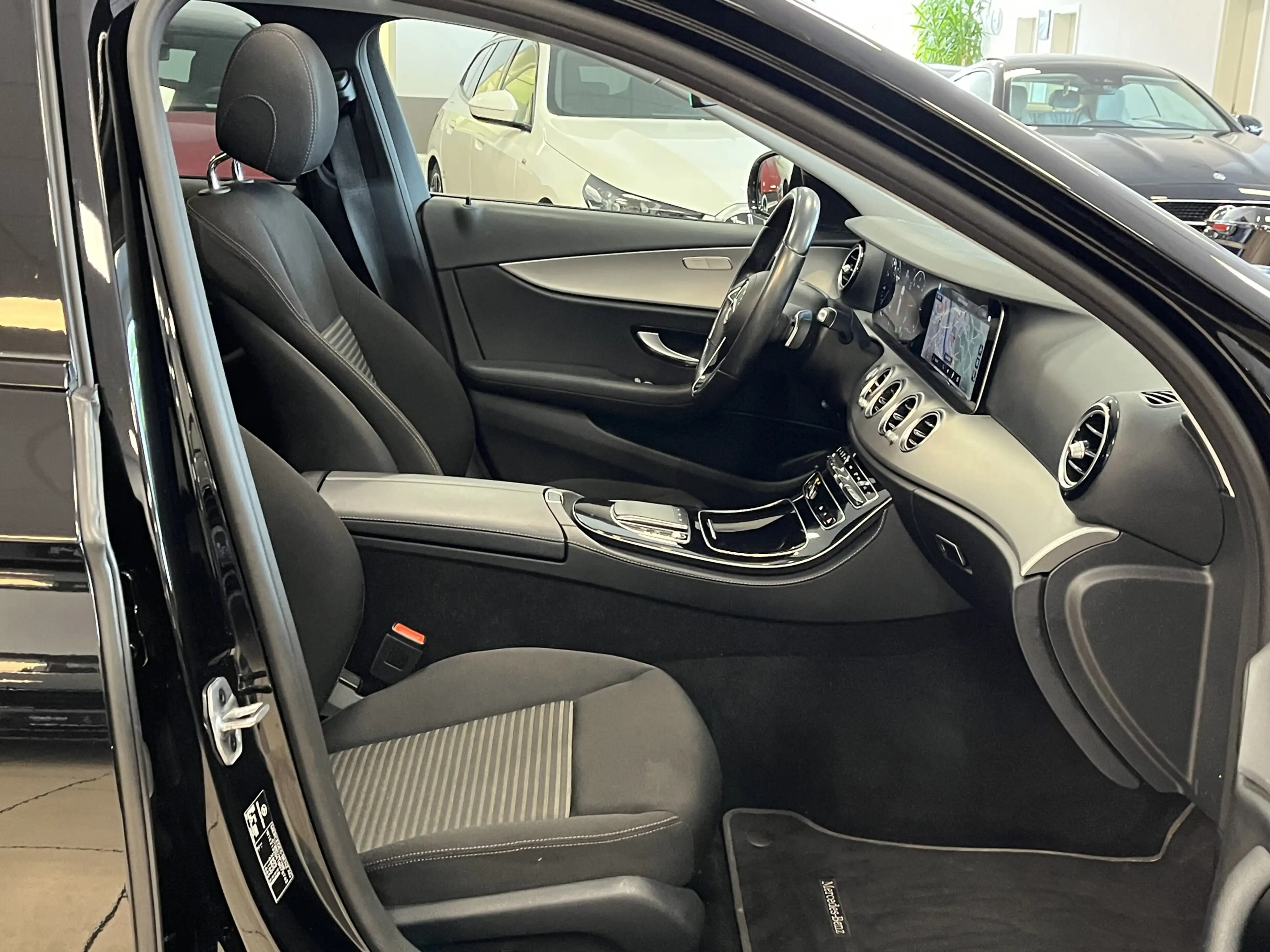 Mercedes-Benz E 220 AHK*Navi*ACC*R-Cam*SHZ*Pano*Night-Paket — photo 14
