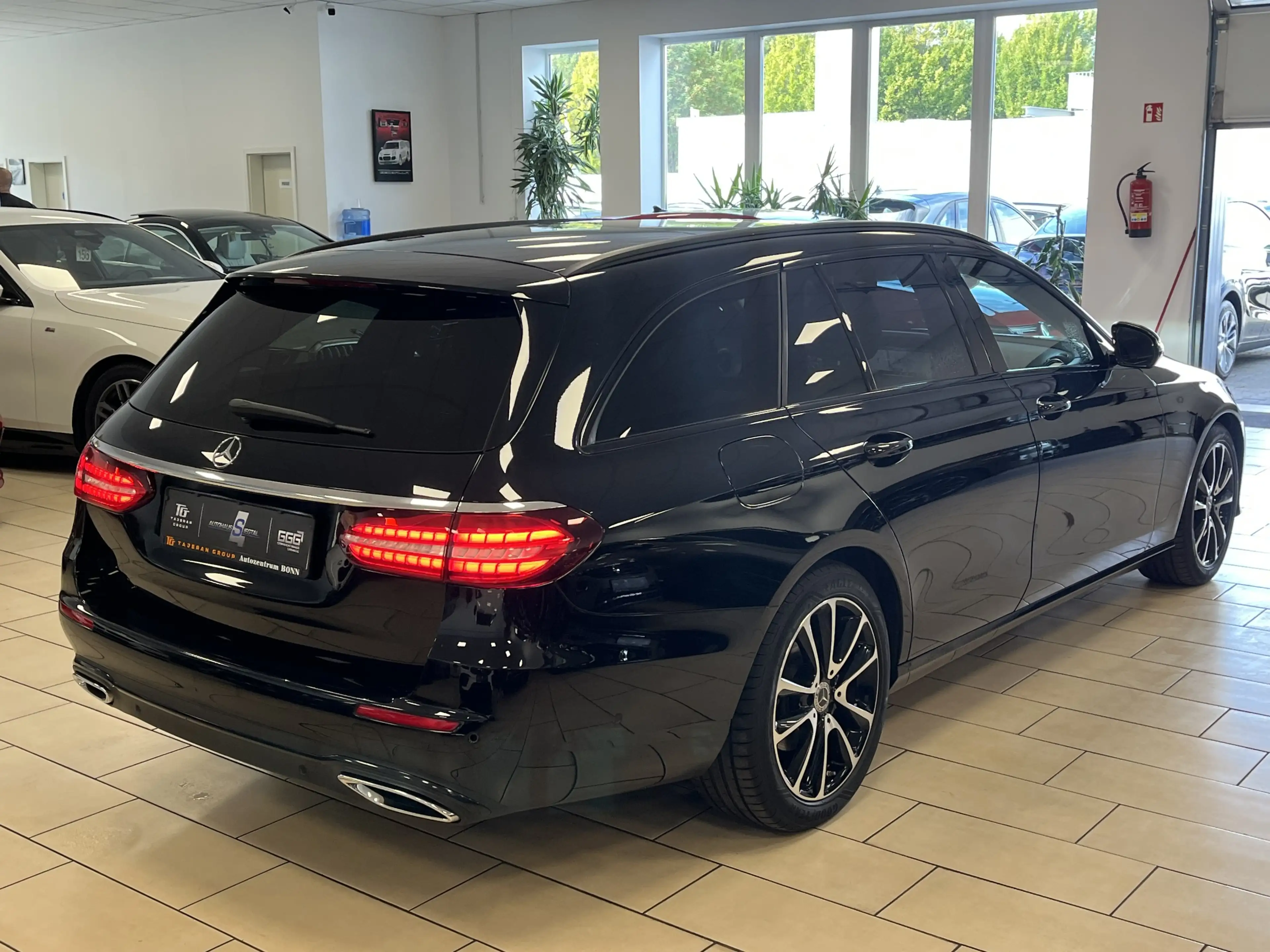 Mercedes-Benz E 220 AHK*Navi*ACC*R-Cam*SHZ*Pano*Night-Paket — photo 4