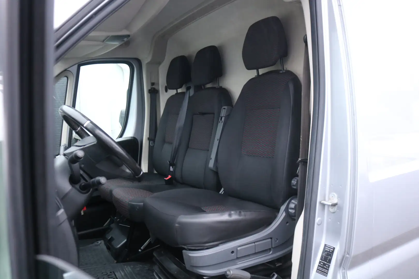 Peugeot Boxer 2.2 BlueHDi 140pk Airco Navigatie Camera Gris - 2