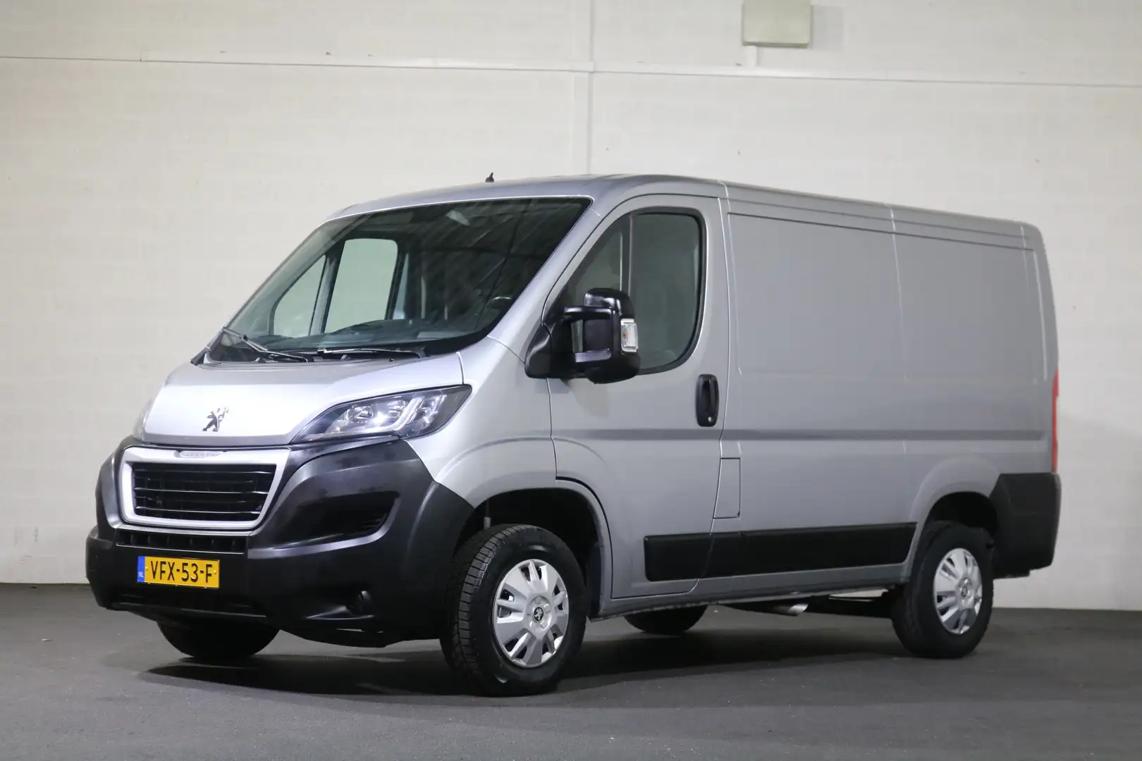 Peugeot Boxer 2.2 BlueHDi 140pk Airco Navigatie Camera Gris - 1