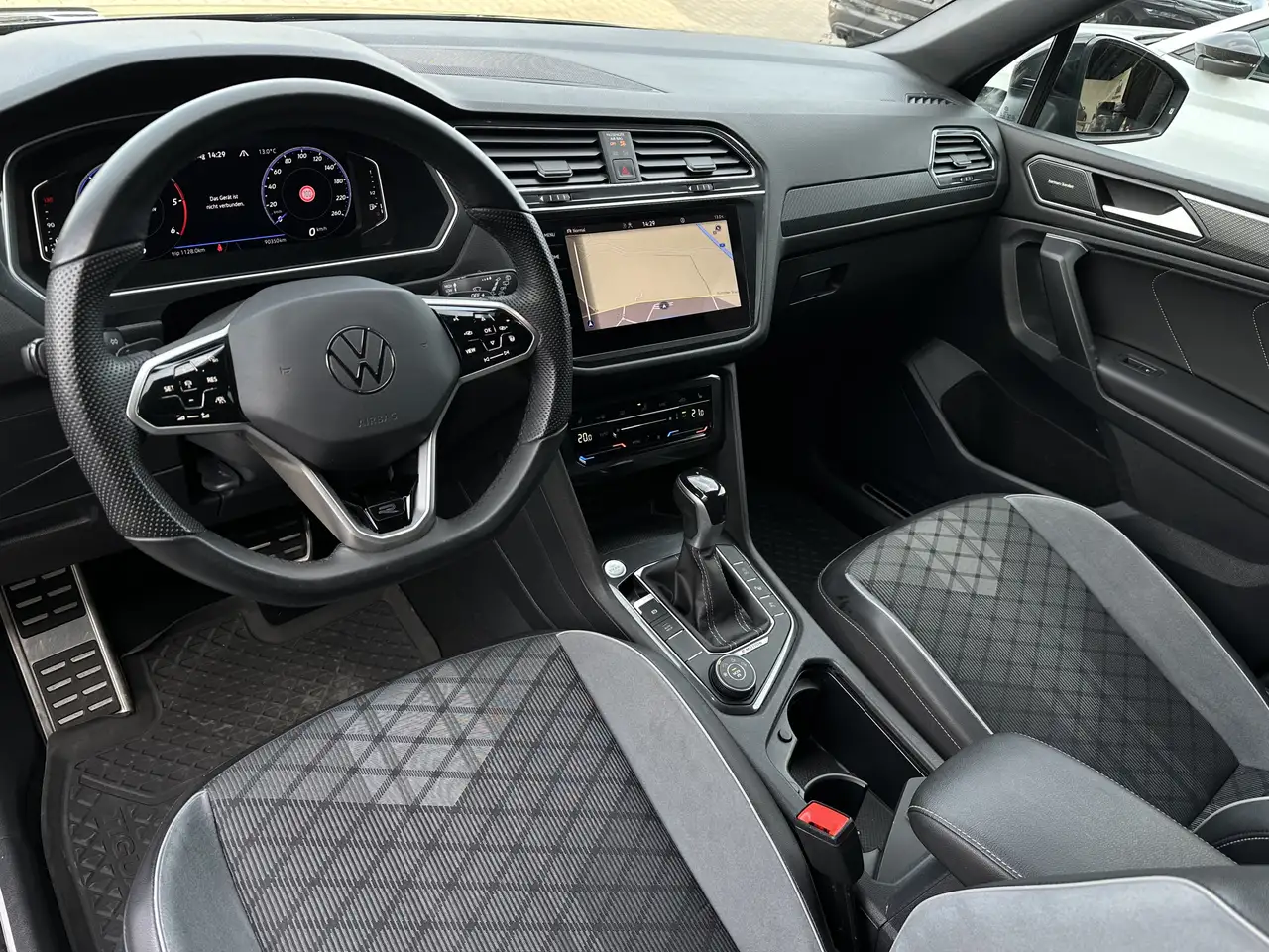 Volkswagen Tiguan Allspace 4M R-Line Black 7Sitzer AHK+360° 9