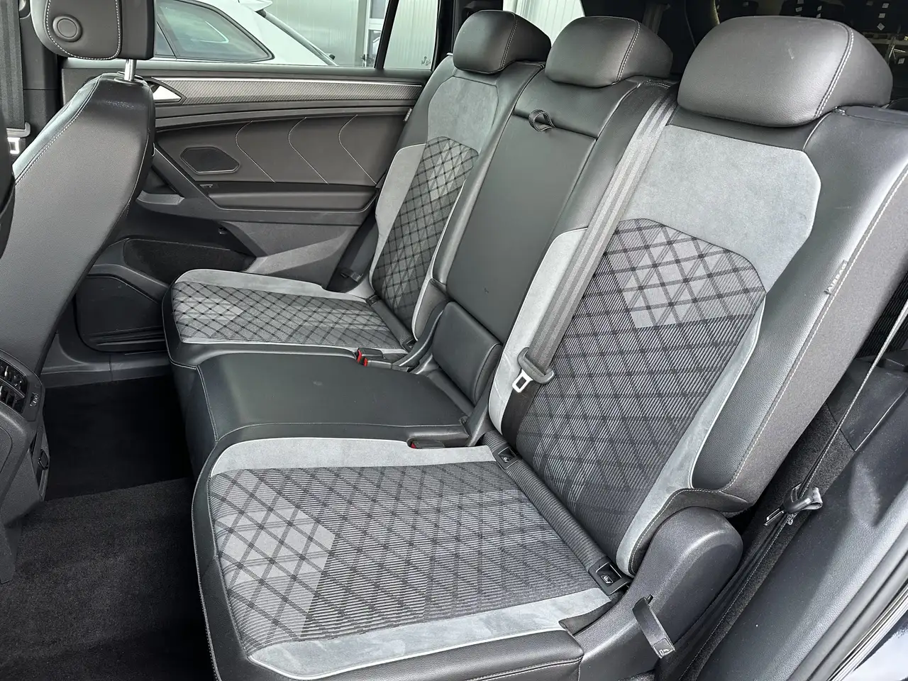 Volkswagen Tiguan Allspace 4M R-Line Black 7Sitzer AHK+360° 11