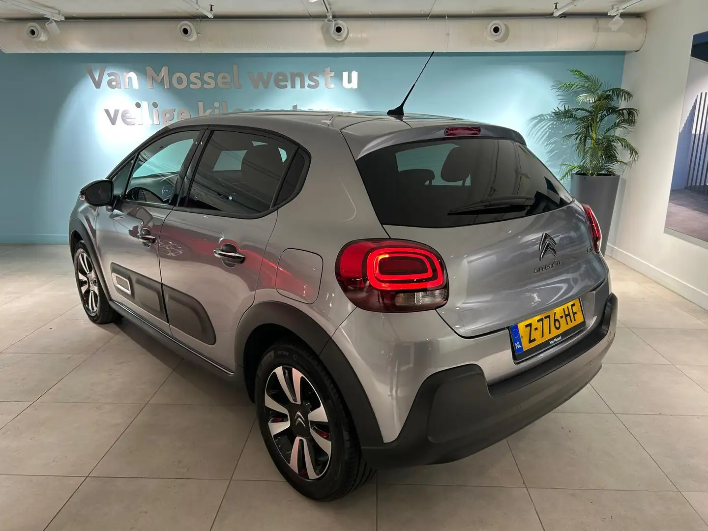 Citroen C3 1.2 PureTech Max | Climate control | Apple Carplay Grijs - 2