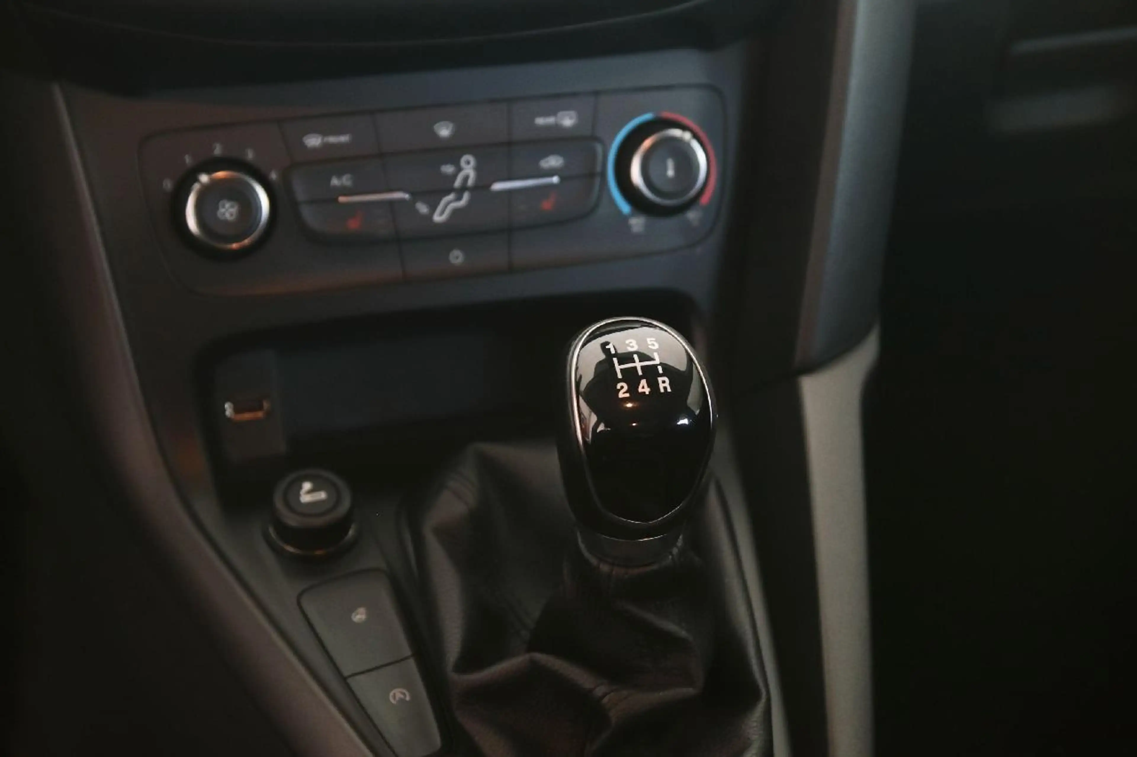Ford Focus Business — photo 11