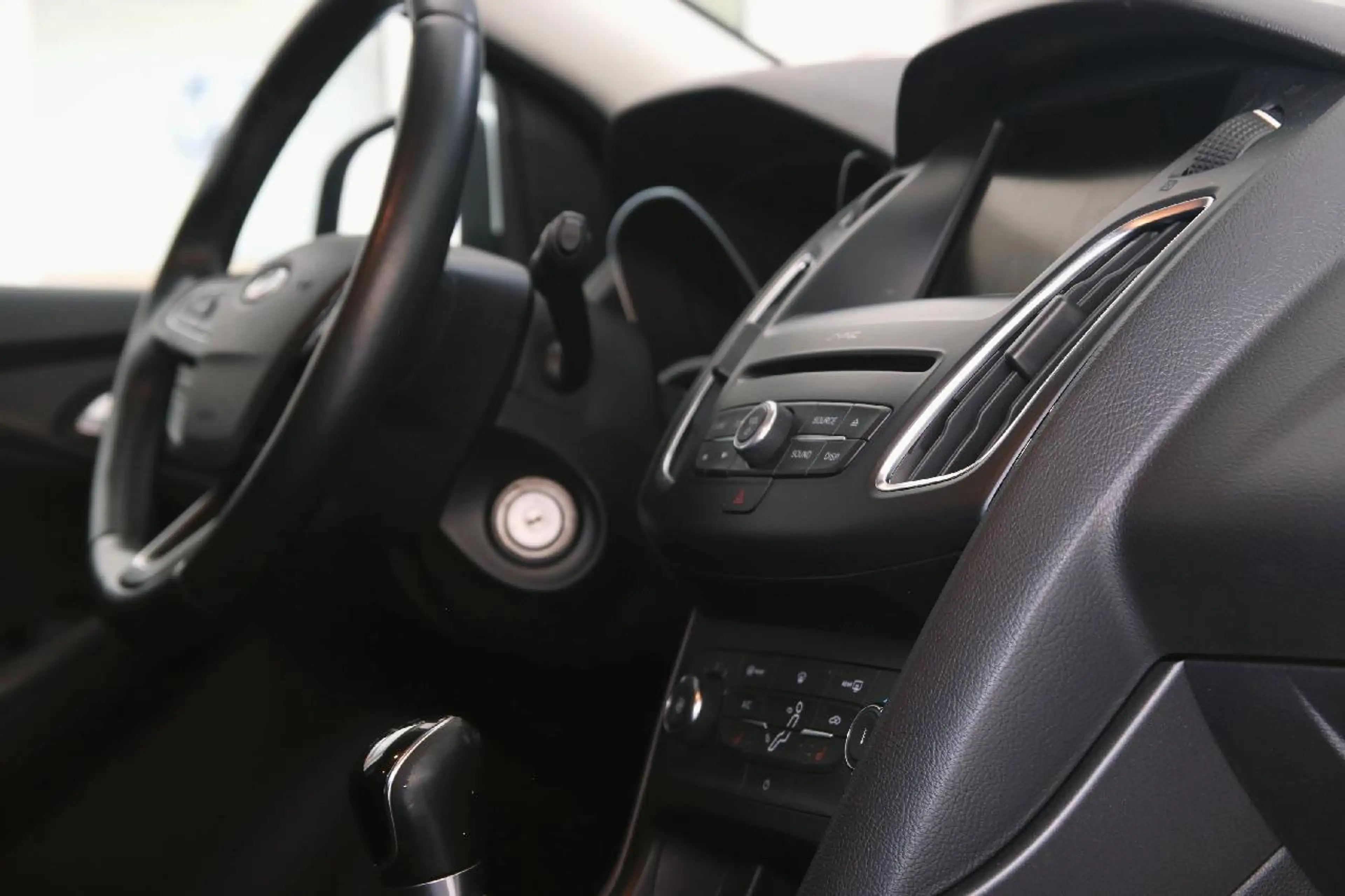 Ford Focus Business — photo 12
