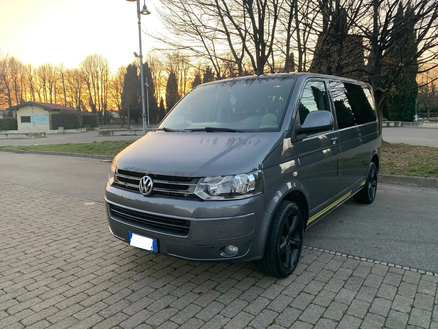 Volkswagen T5 Caravelle Comfortline T5.1 2.0 140cv Šedá - 1