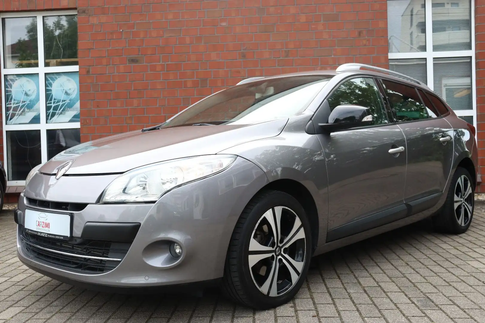 Renault Megane III Grandtour 1.5 dCi BOSE Edition Autom. Grau - 2
