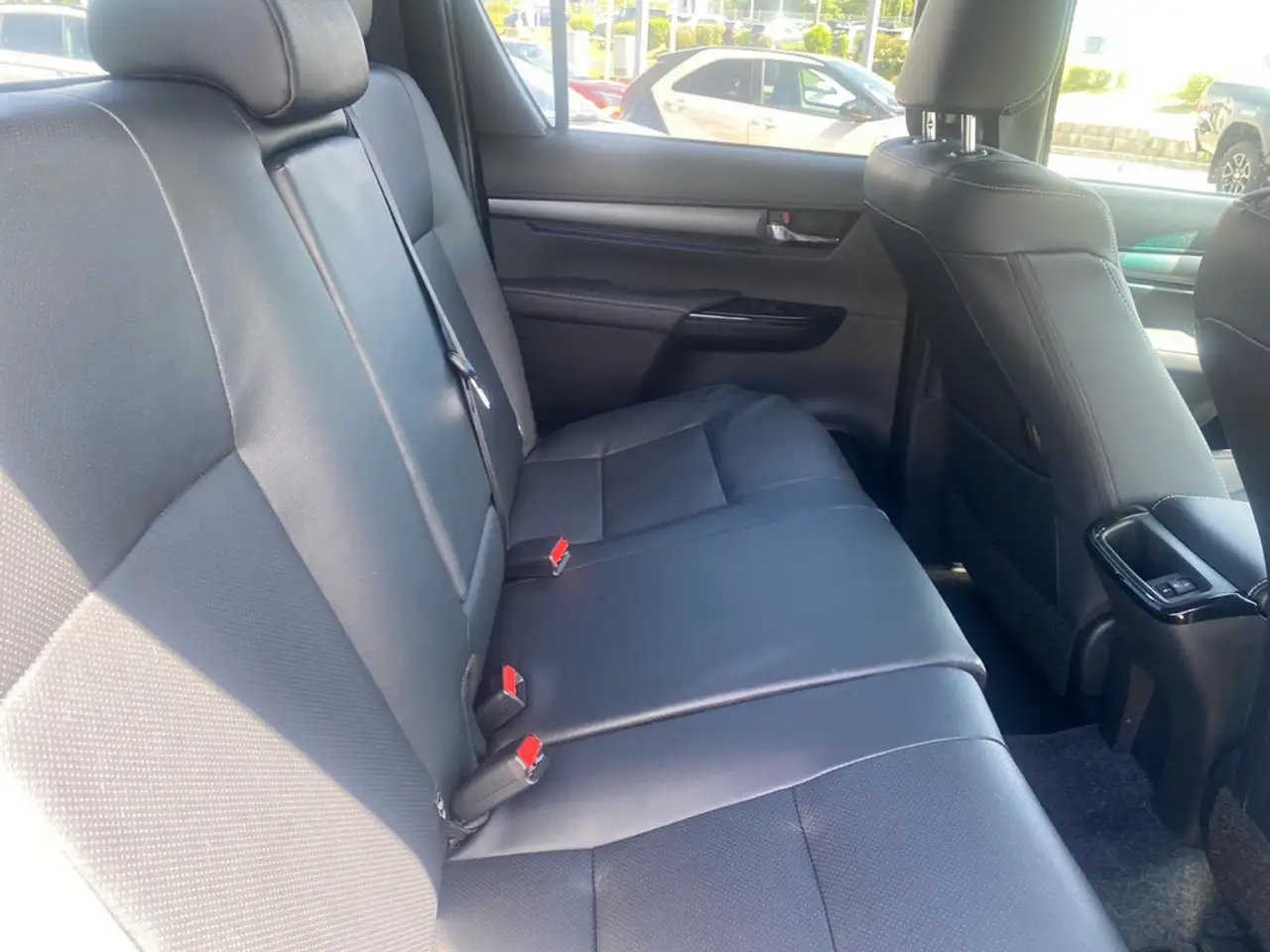 Toyota Hilux 2.8 Double Cab Invincible 4x4 Winterräd 12