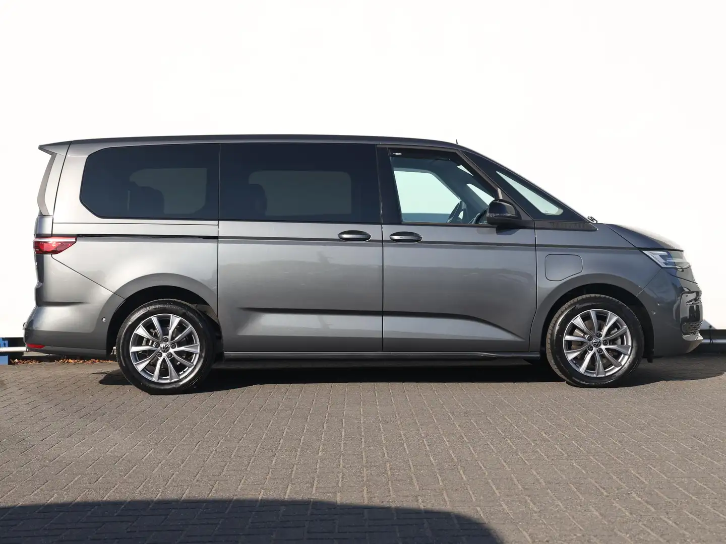 Volkswagen T7 Multivan 1.4 eHybrid 218PK DSG L2H1 Style | Panoramadak | A Grijs - 2