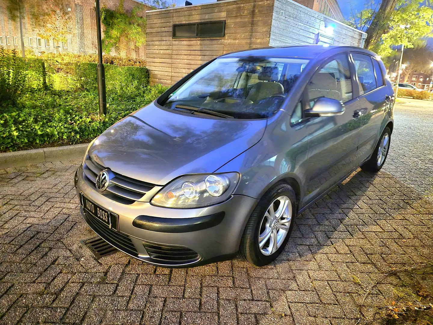 Volkswagen Golf Plus 2.0 FSI Comfortline Grijs - 1