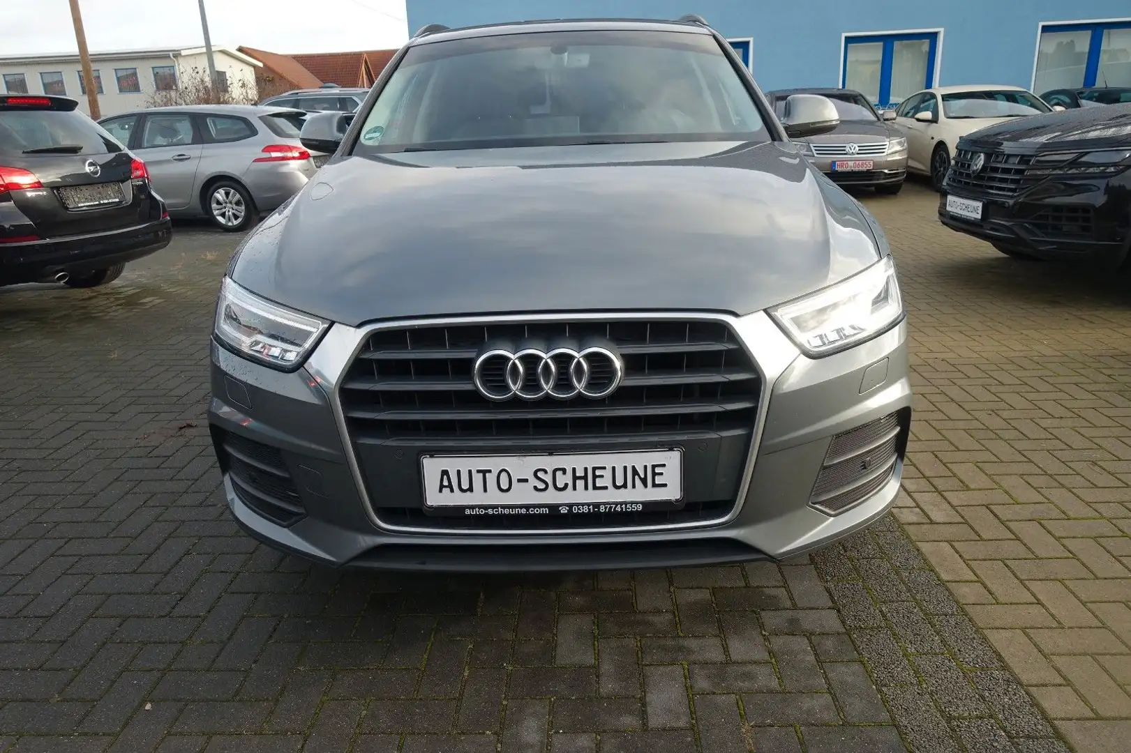 Audi Q3 2,0 TDI*LED*LEDER*KEYLESS*ALU*SHZ*Navi*AHK* Grau - 2