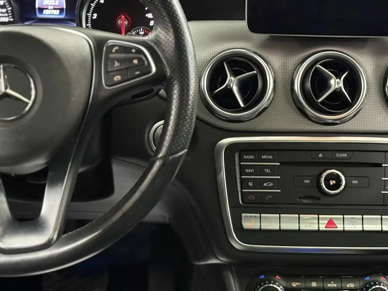 Mercedes-Benz GLA снимка Mercedes-Benz GLA