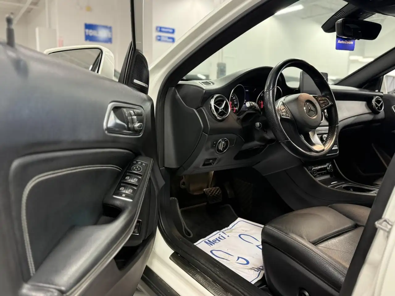 Mercedes-Benz GLA снимка Mercedes-Benz GLA