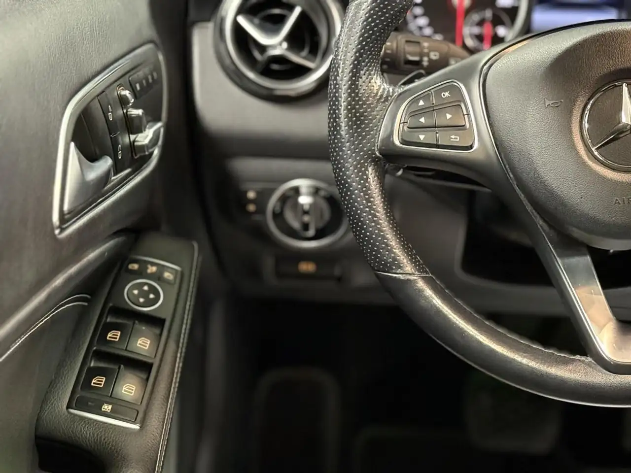 Mercedes-Benz GLA снимка Mercedes-Benz GLA