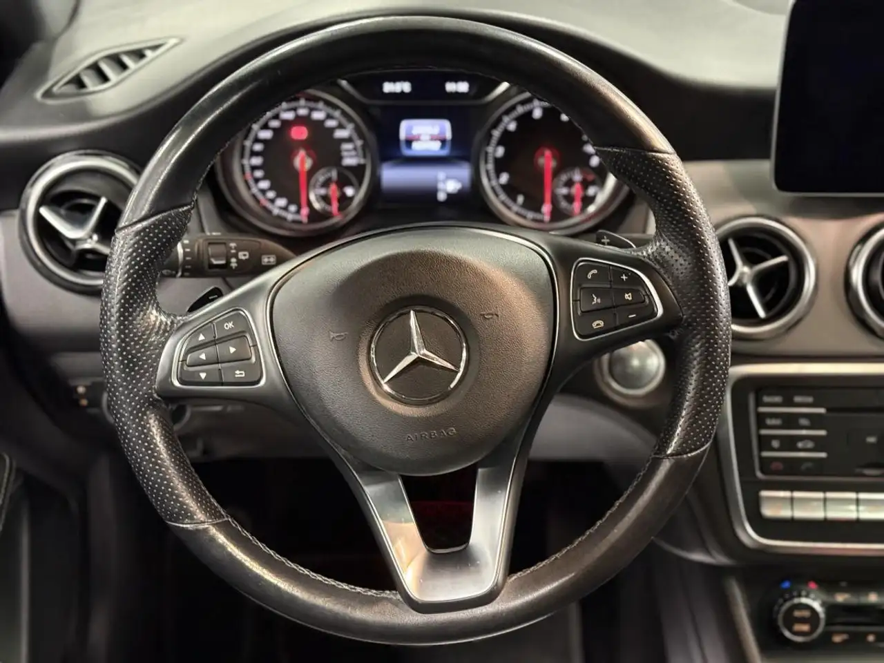 Mercedes-Benz GLA снимка Mercedes-Benz GLA