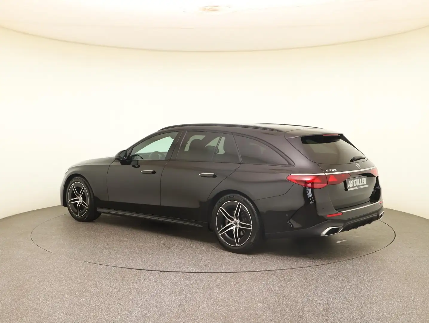 Mercedes-Benz E 200 T AMG Line 2x Night+AHK+Distr+LED+WiPa+19" Black - 2