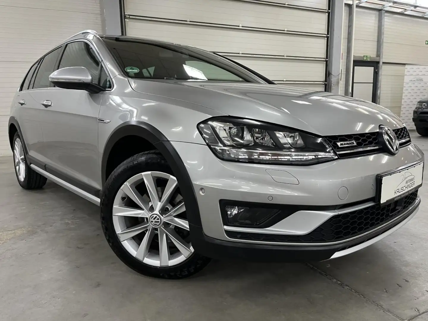 Volkswagen Golf VII Alltrack Variant BMT 4Motion 2.0 TDI XENON NAV Silber - 2