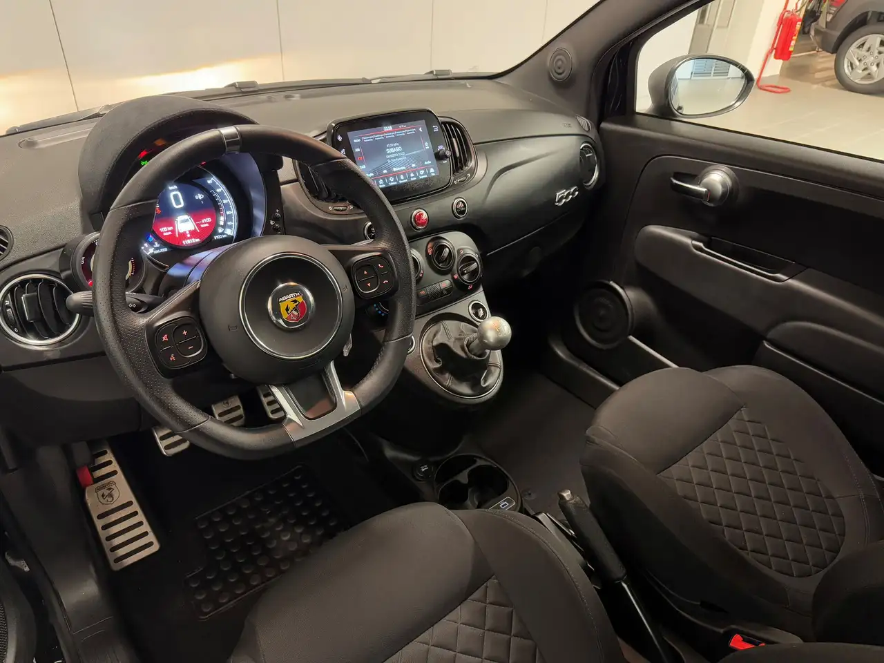 Abarth 595 2024 — фото 11