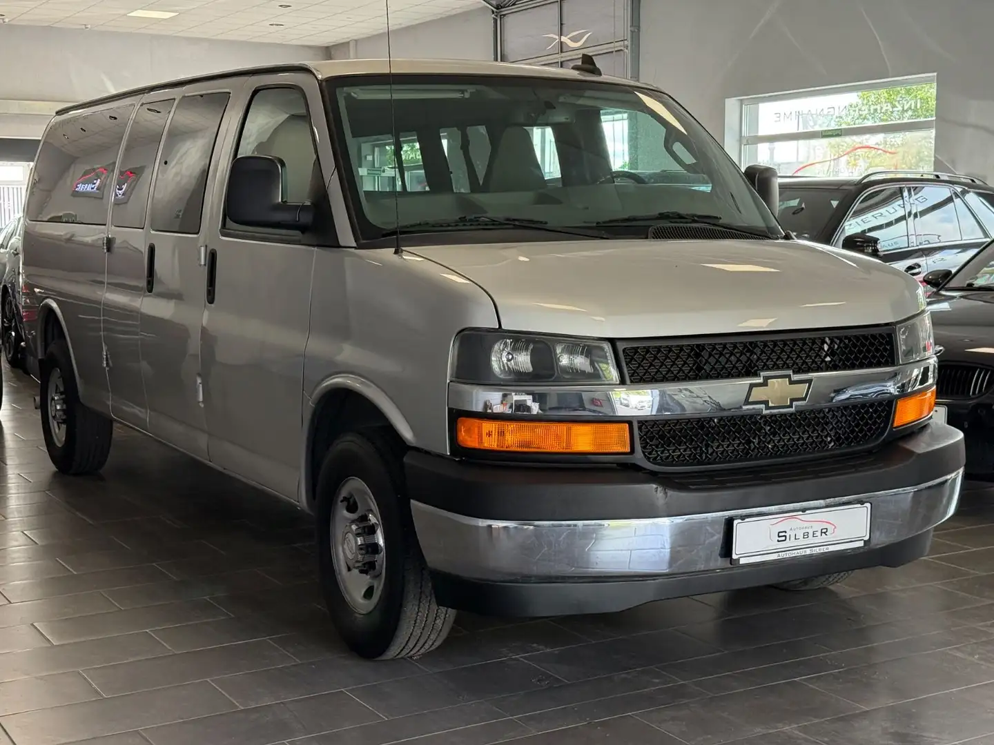Chevrolet Express 4.8 L V8 3500 EXTD Silber - 2