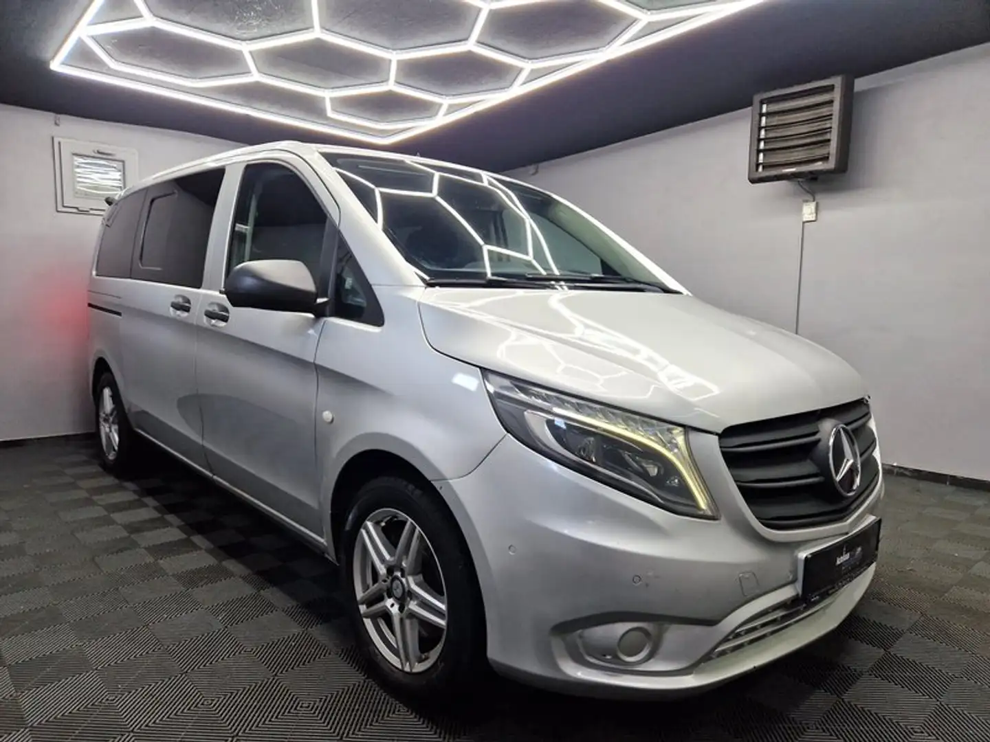 Mercedes-Benz Vito Tourer 119 CDI Pro kompakt|AUTOM|8 SITZE|LED| Argent - 2