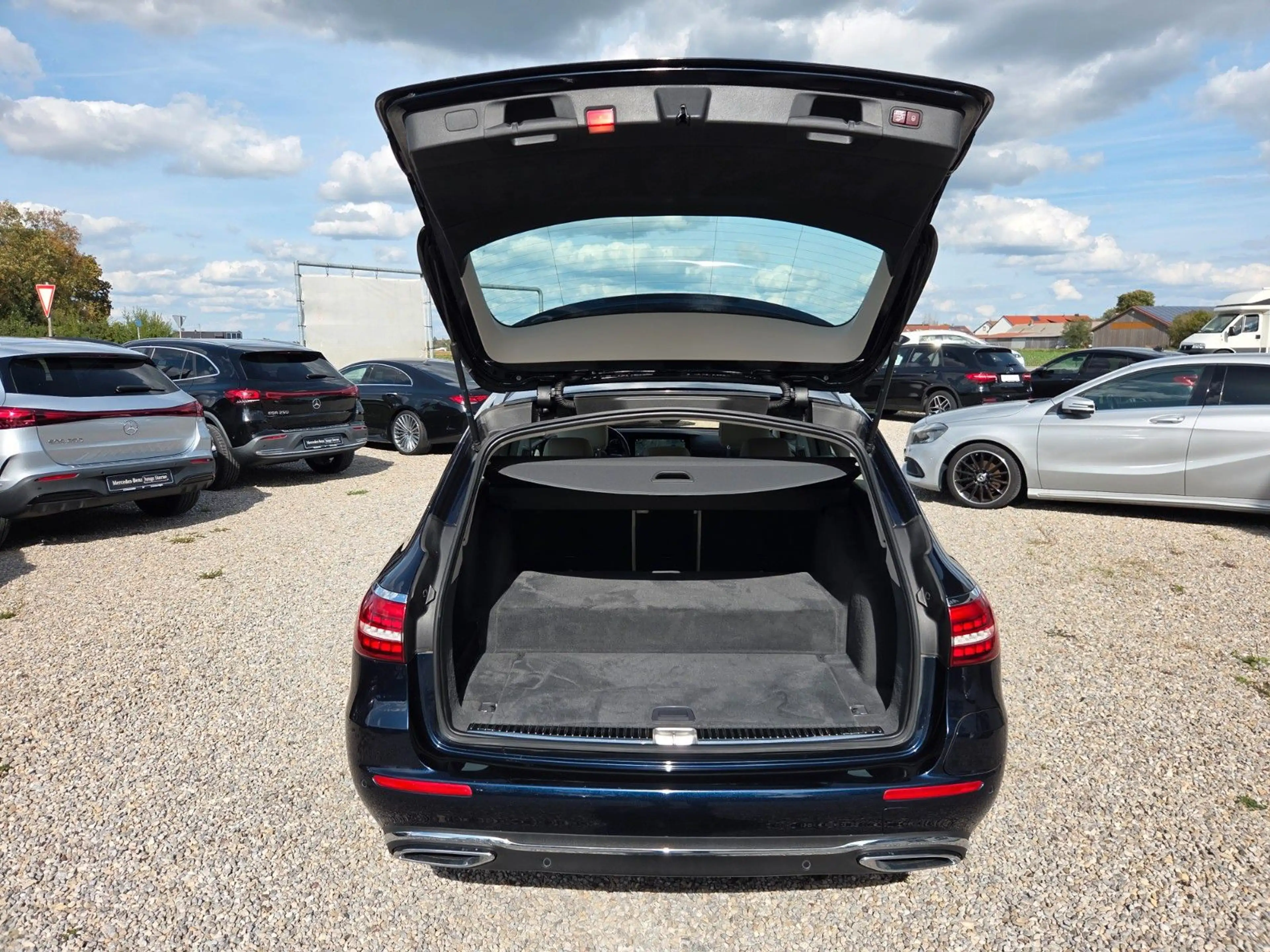Mercedes-Benz E 300 e T Massage*Pano*360°Kamera*HUD*Keyless — photo 10