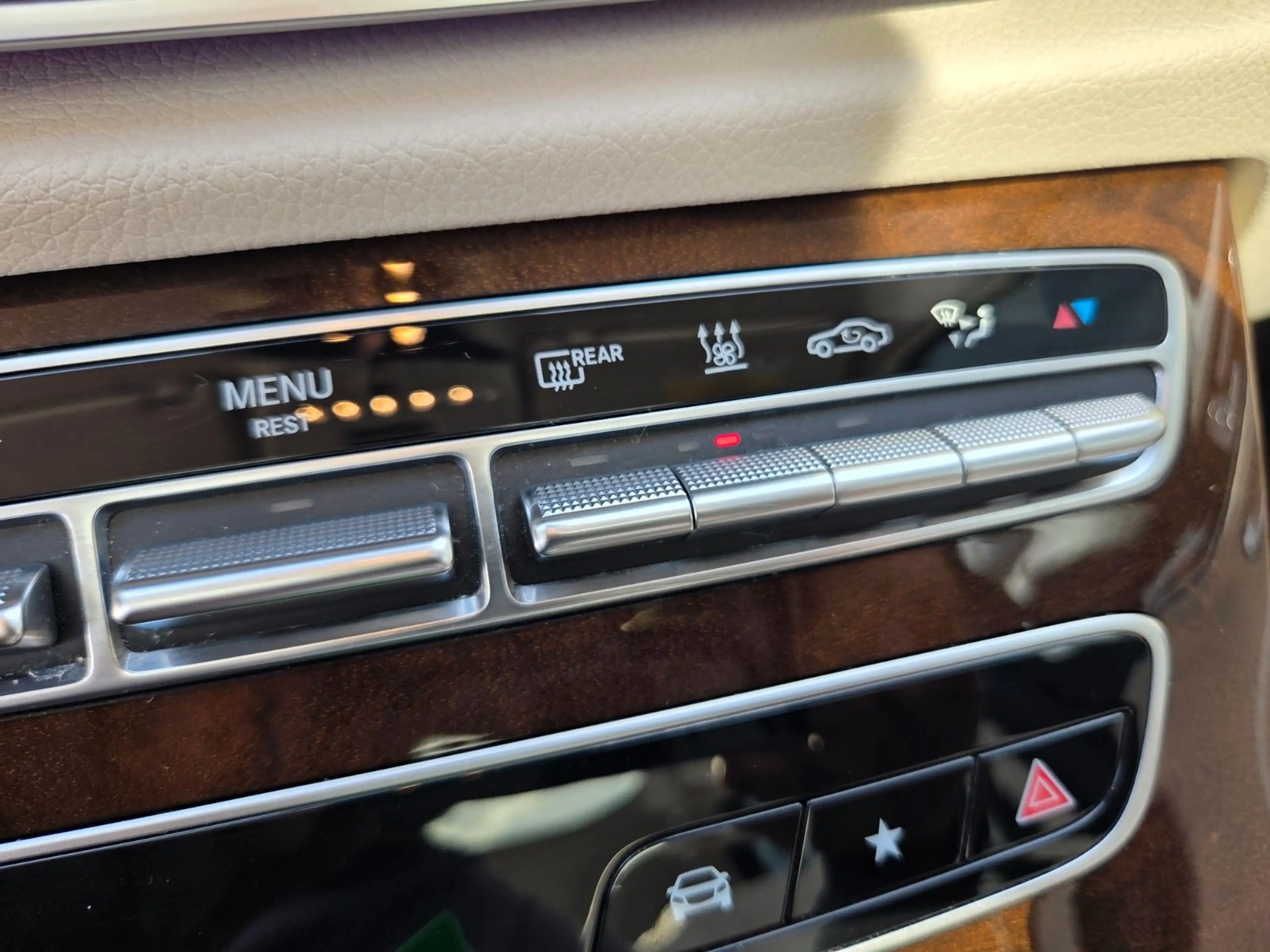 Mercedes-Benz E 300 e T Massage*Pano*360°Kamera*HUD*Keyless — photo 23