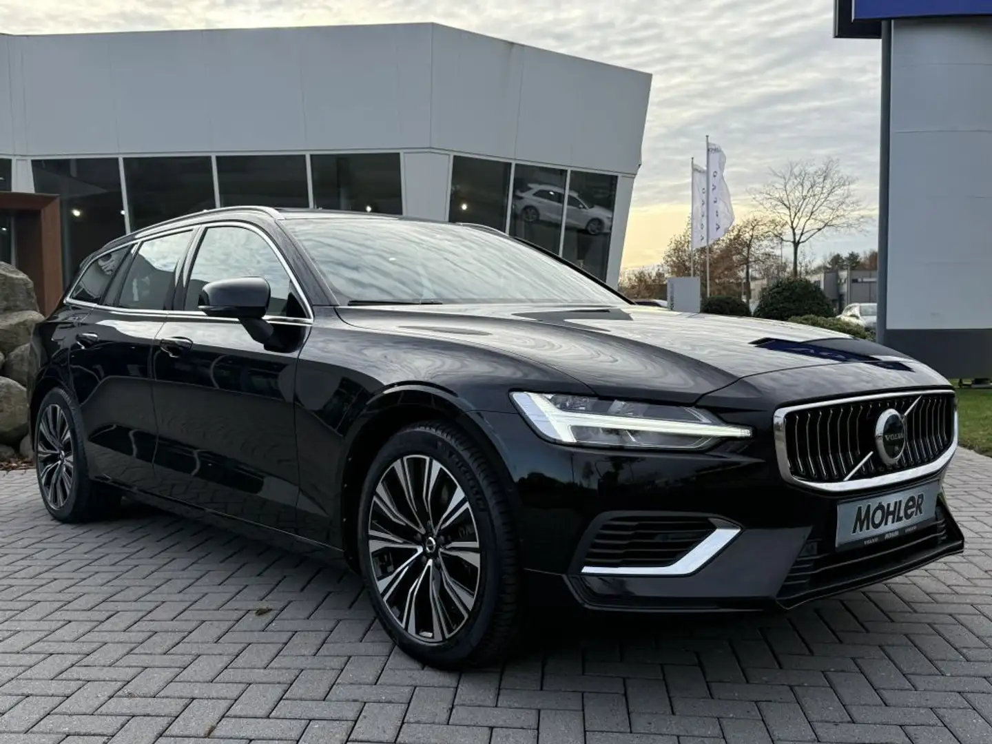 Volvo V60 T8 AWD Recharge Ultimate Bright Schwarz - 2