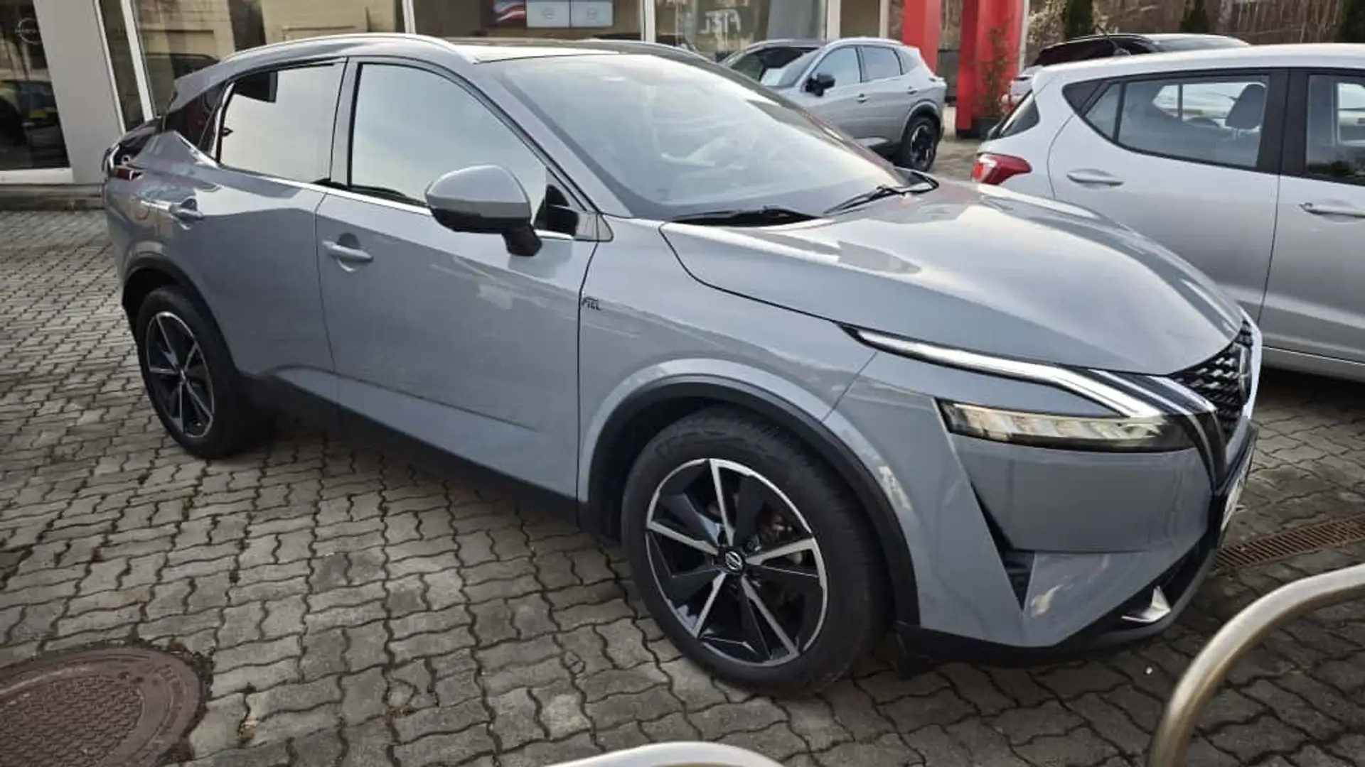 Nissan Qashqai 1,3 DIG-T MHEV 4x4 Tekna+ Aut. Grau - 2