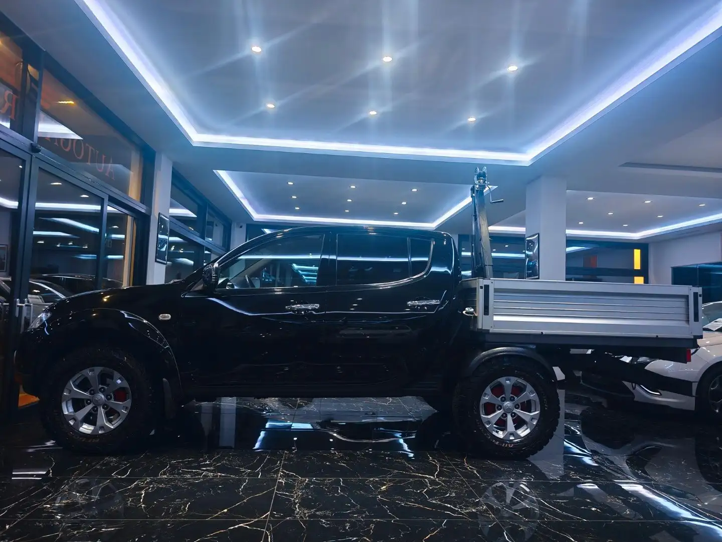 Mitsubishi L200 Intense Doppelkabine 4WD Pritsche + Kran Negro - 1