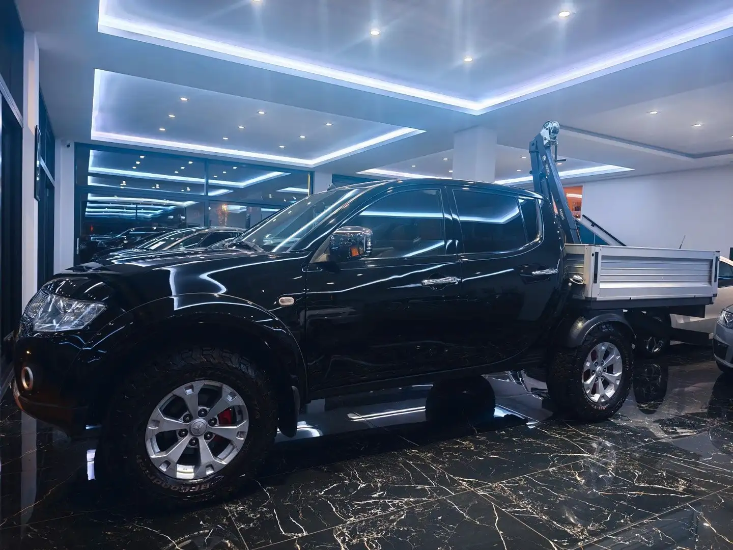 Mitsubishi L200 Intense Doppelkabine 4WD Pritsche + Kran Negro - 2