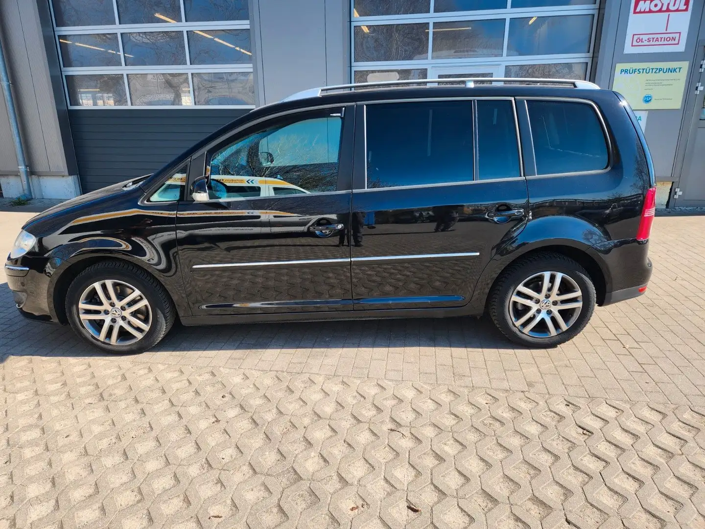 Volkswagen Touran Highline*Automatik*7-Sitzer*HU/AU 07.2026 Schwarz - 2