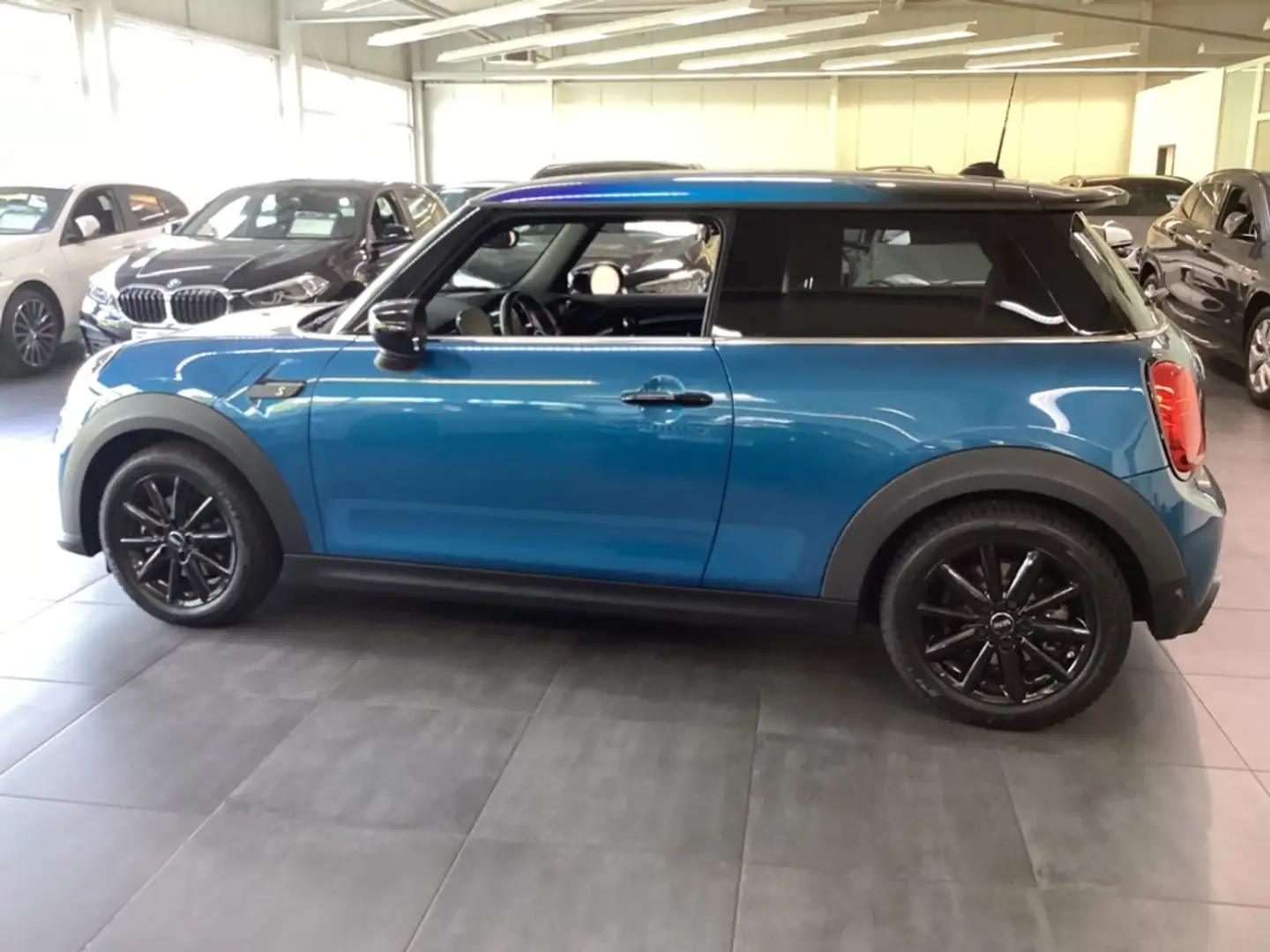 MINI Cooper SE A 3-Türer Navi SHZ DA PDC adLED DAB+ 2-Z-Klimaauto Blau - 2