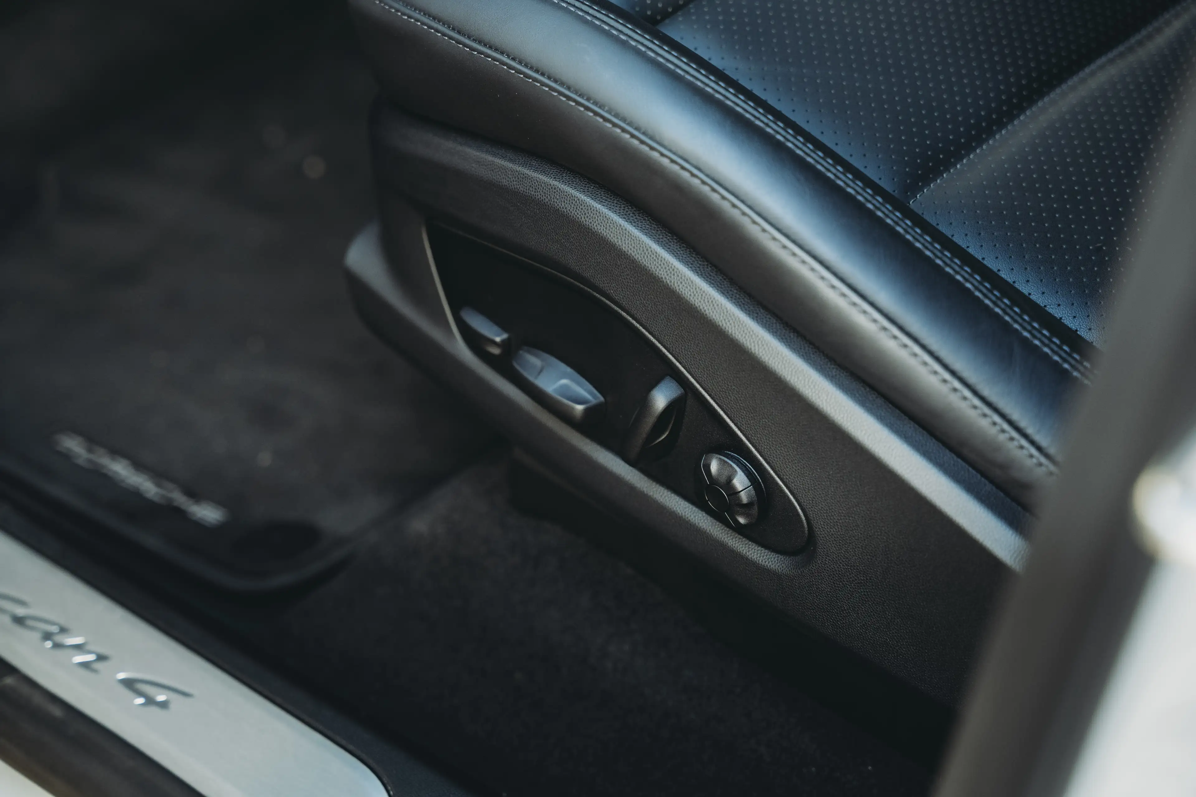 Porsche Macan 4 EV /Bose Surround/Pano/ACC/21" velgen /14-way/Matrix LED/PASM/Elektrische trekhaak — photo 9
