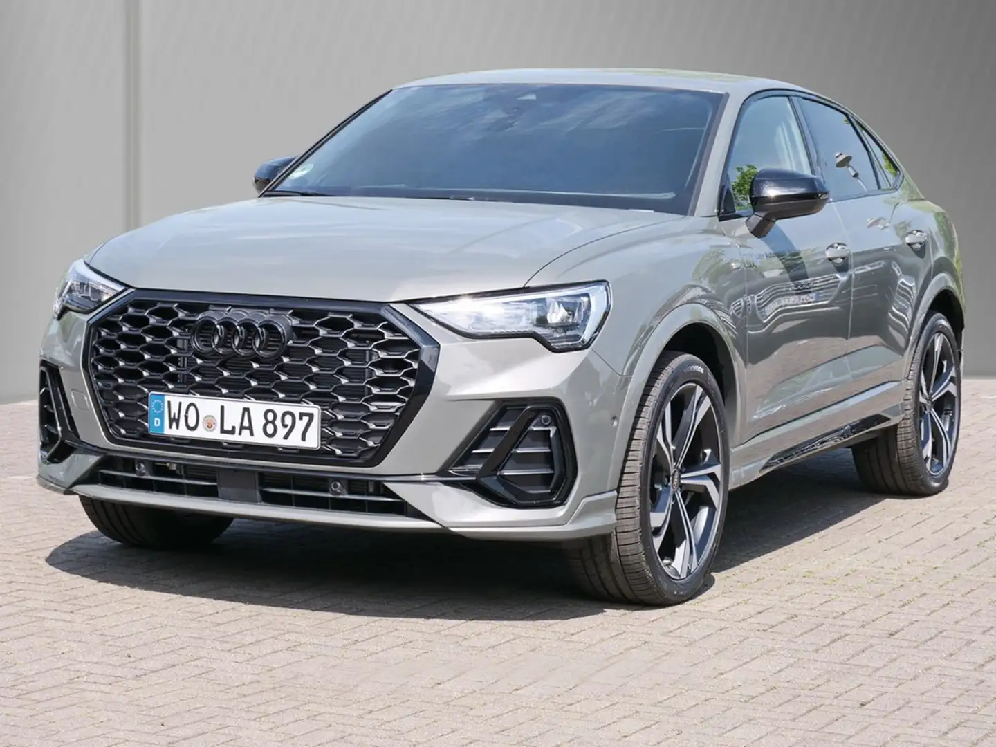 Audi Q3 Sportback S line 35 TFSI S tronic 110 kW / 150 PS Grau - 2