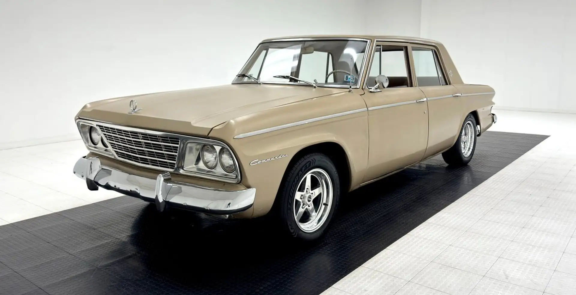 Studebaker Sonstige Commander 4 Door Sedan Gold - 1