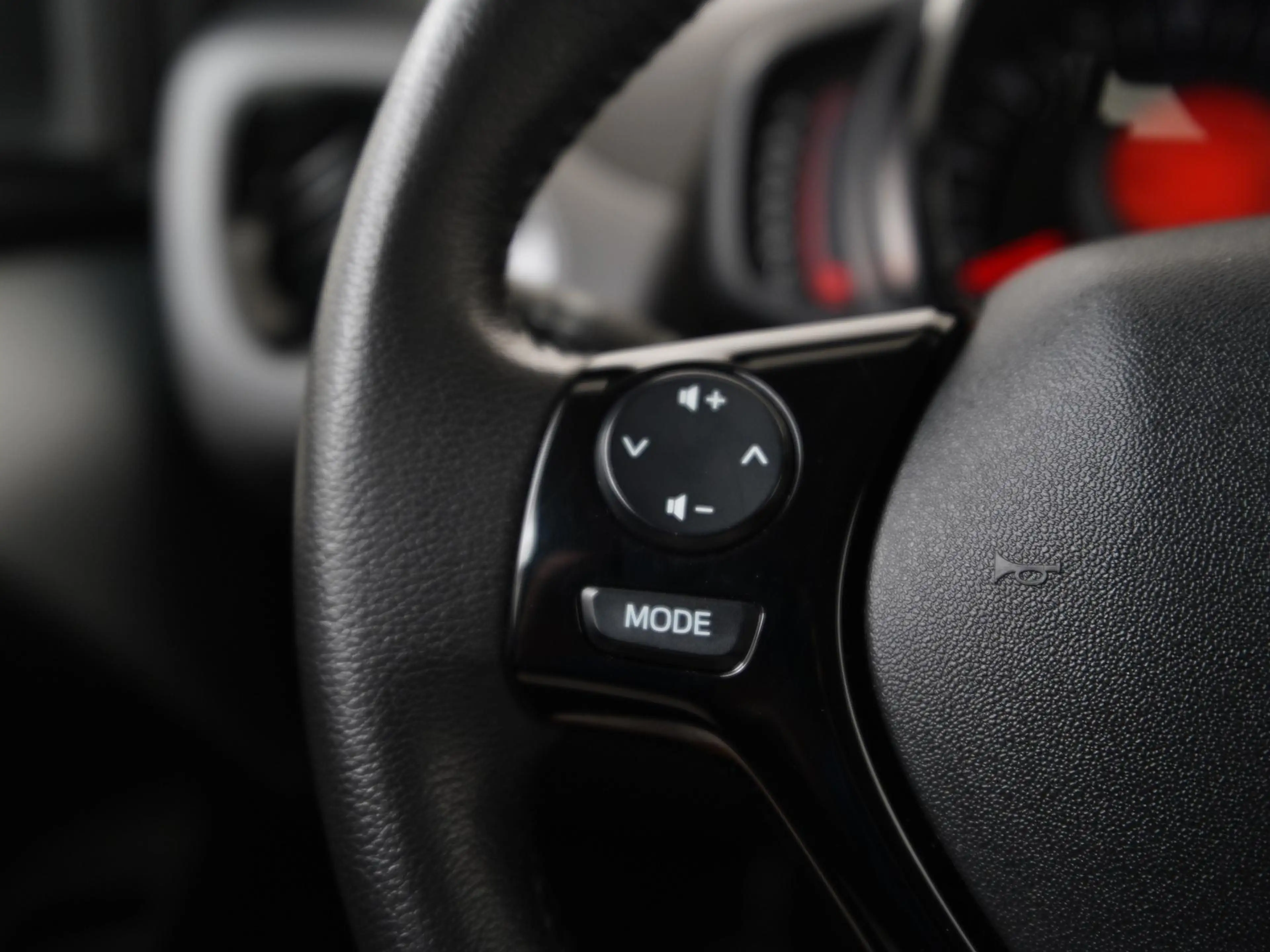 Peugeot 108 1.0 e-VTi Blue Lease Executive | Camera | Apple/An — photo 7
