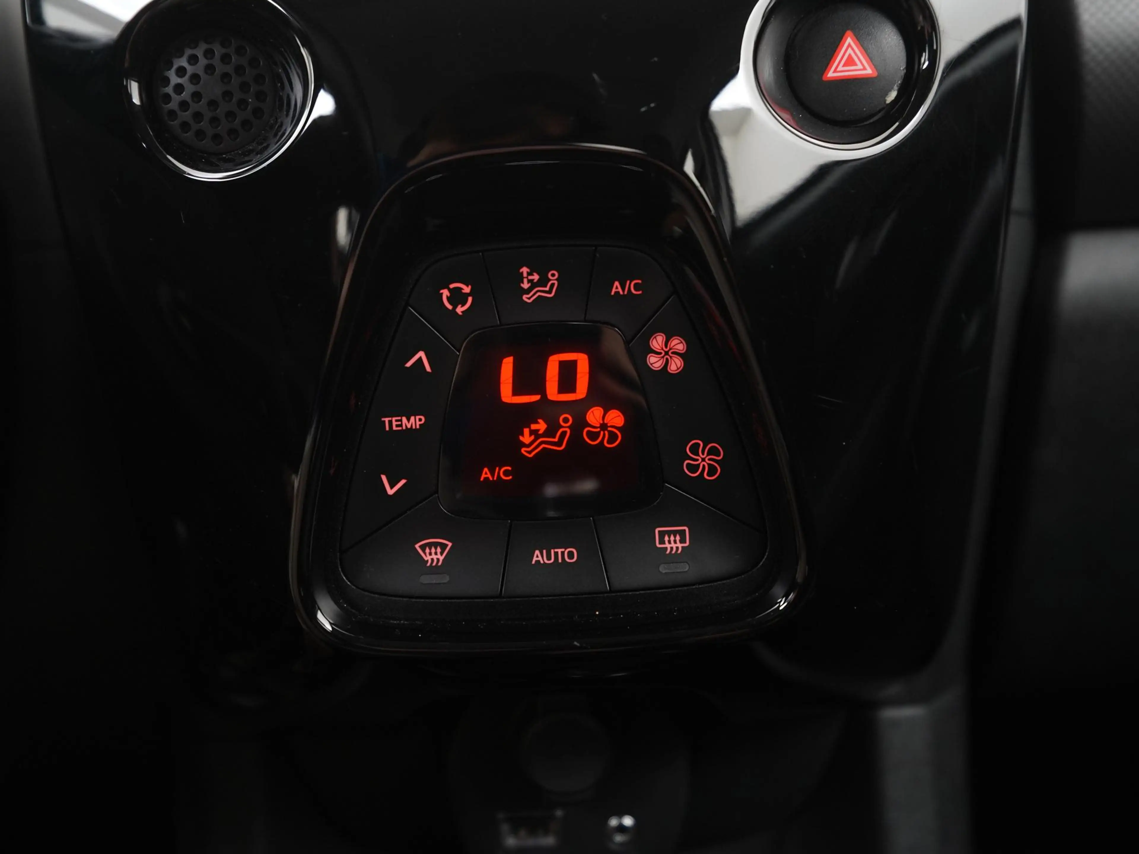 Peugeot 108 1.0 e-VTi Blue Lease Executive | Camera | Apple/An — photo 10