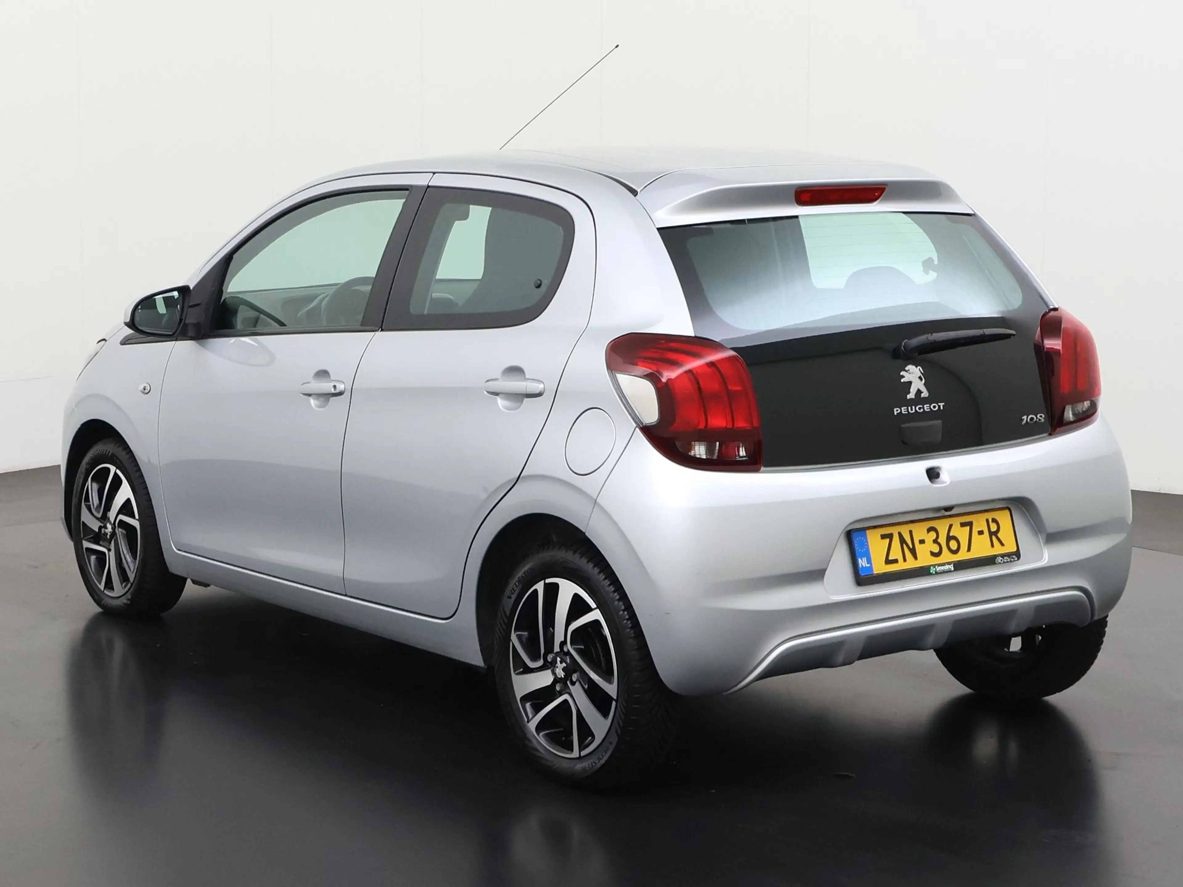 Peugeot 108 1.0 e-VTi Blue Lease Executive | Camera | Apple/An — photo 6